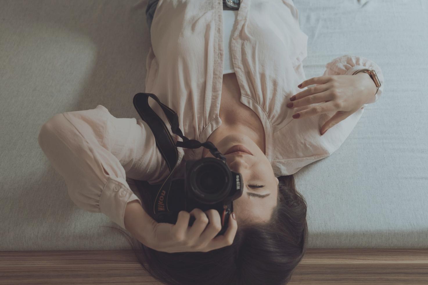 Организованное рабочее пространство для обучения фотографии